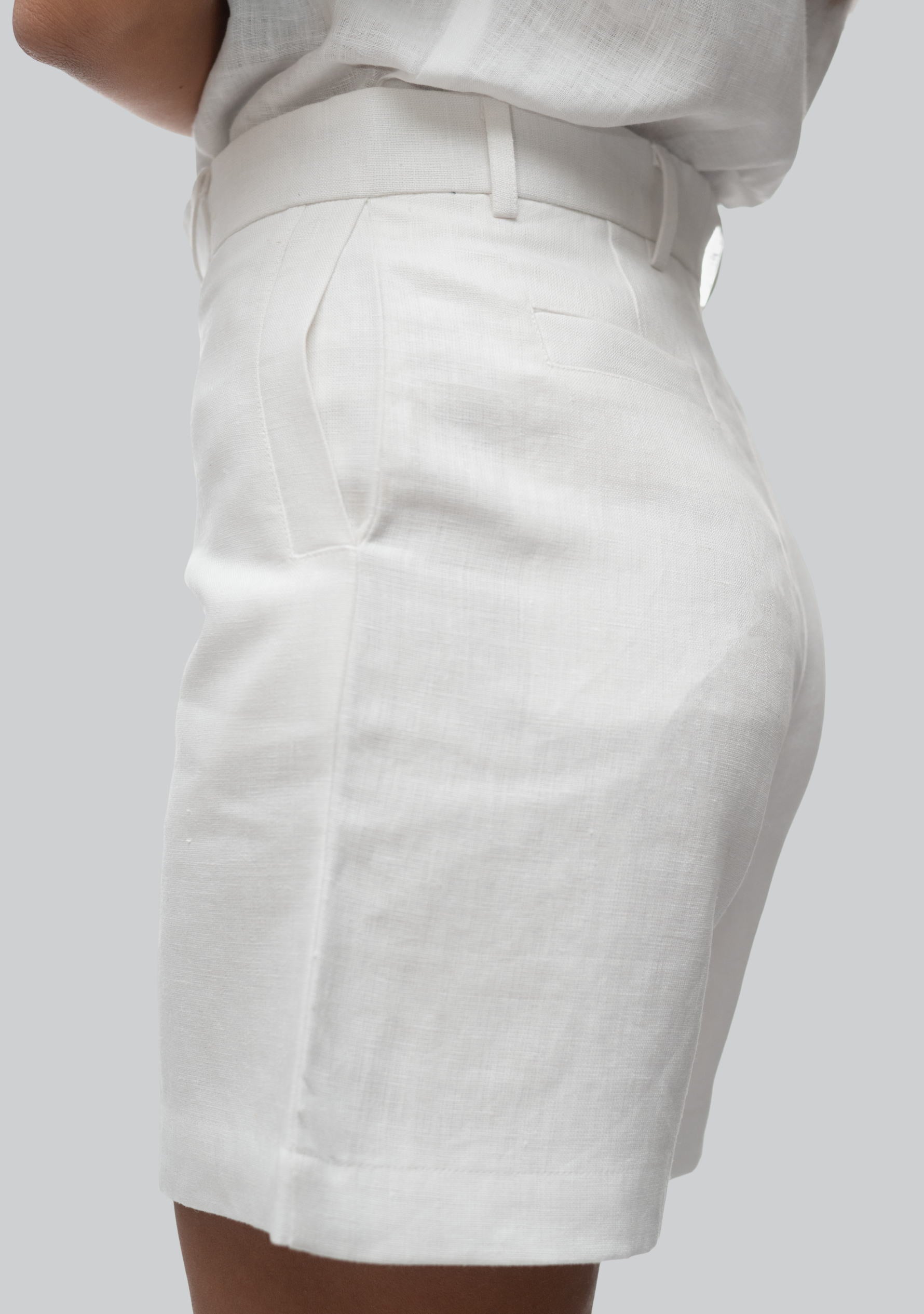 Sabine Sommer-Shorts aus weißem Leinen