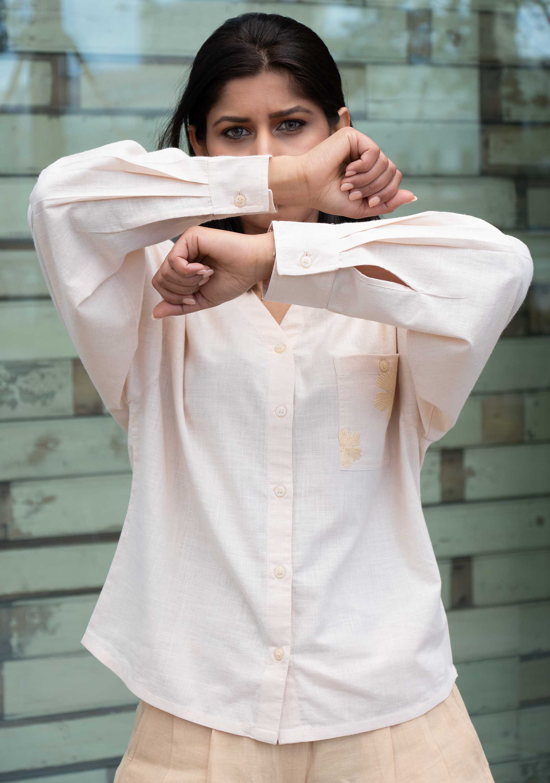 Beige handloom cotton fabric with natural texture and mother of pearl buttons; Handgewebte Baumwolle in Beige mit natürlicher Textur und Perlmuttknöpfen, Slow Fashion von marie&seema
