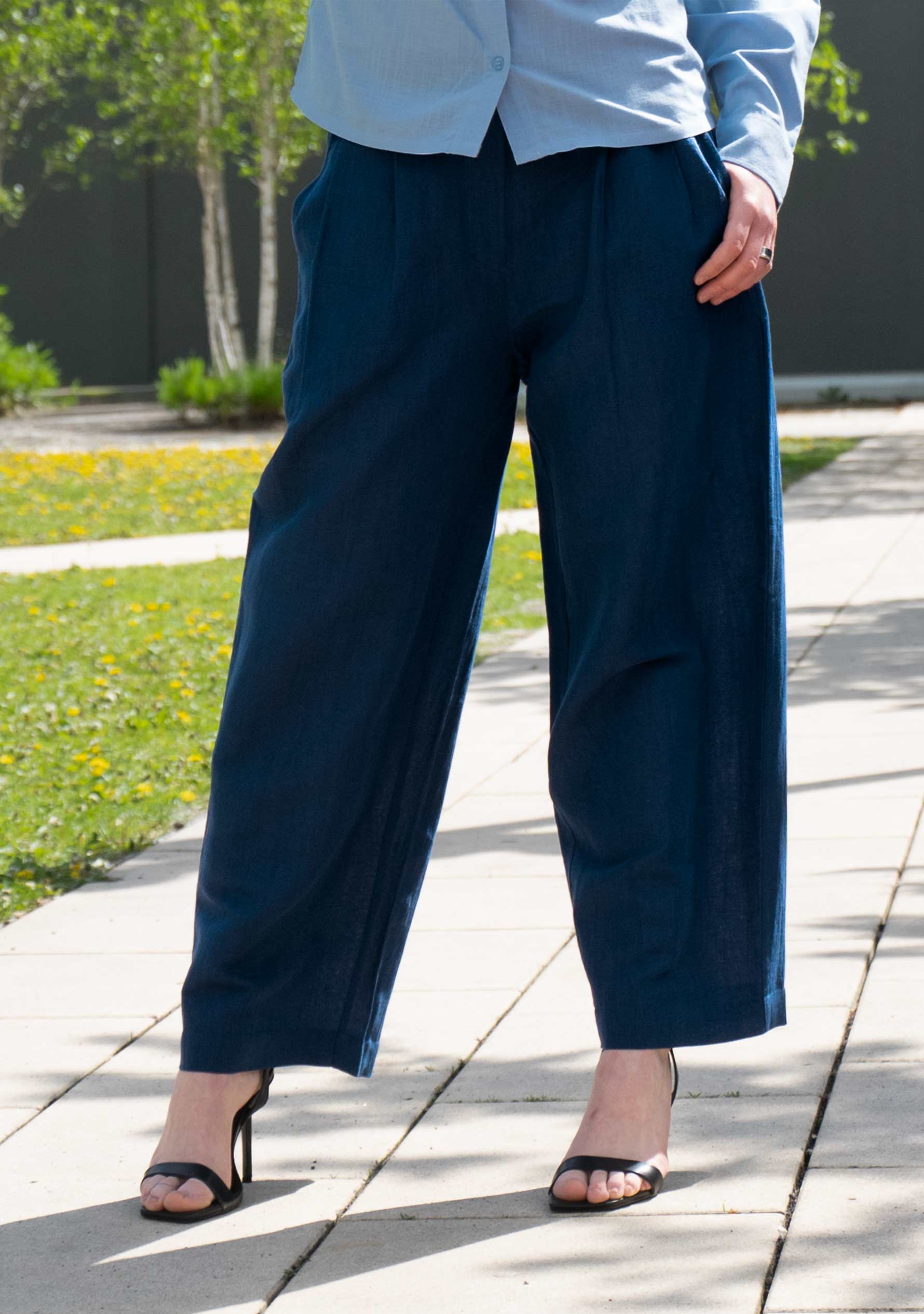 Damenbluse Puderblau – Handgewebte Baumwolle mit Stickerei