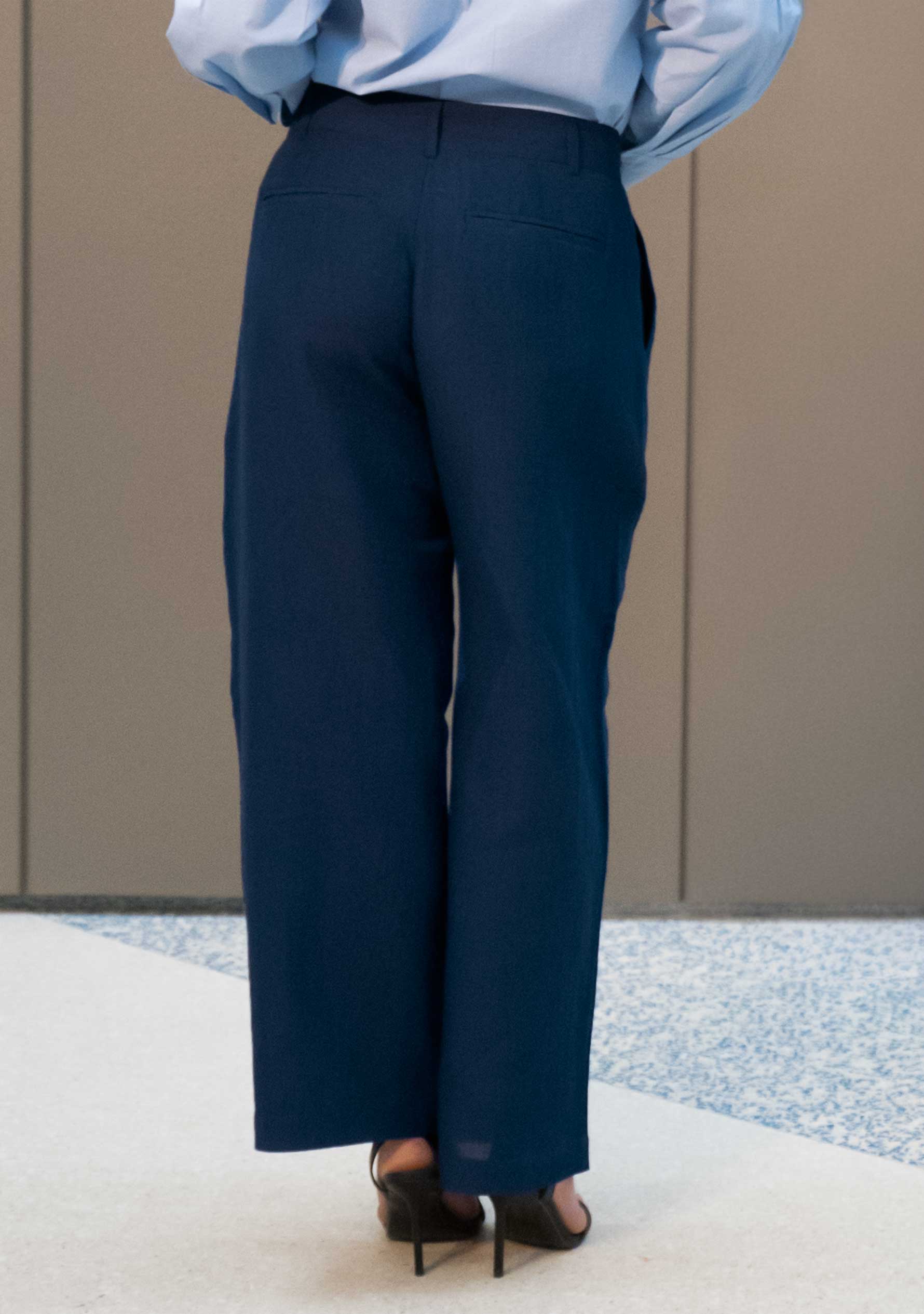 Damenbluse Puderblau – Handgewebte Baumwolle mit Stickerei