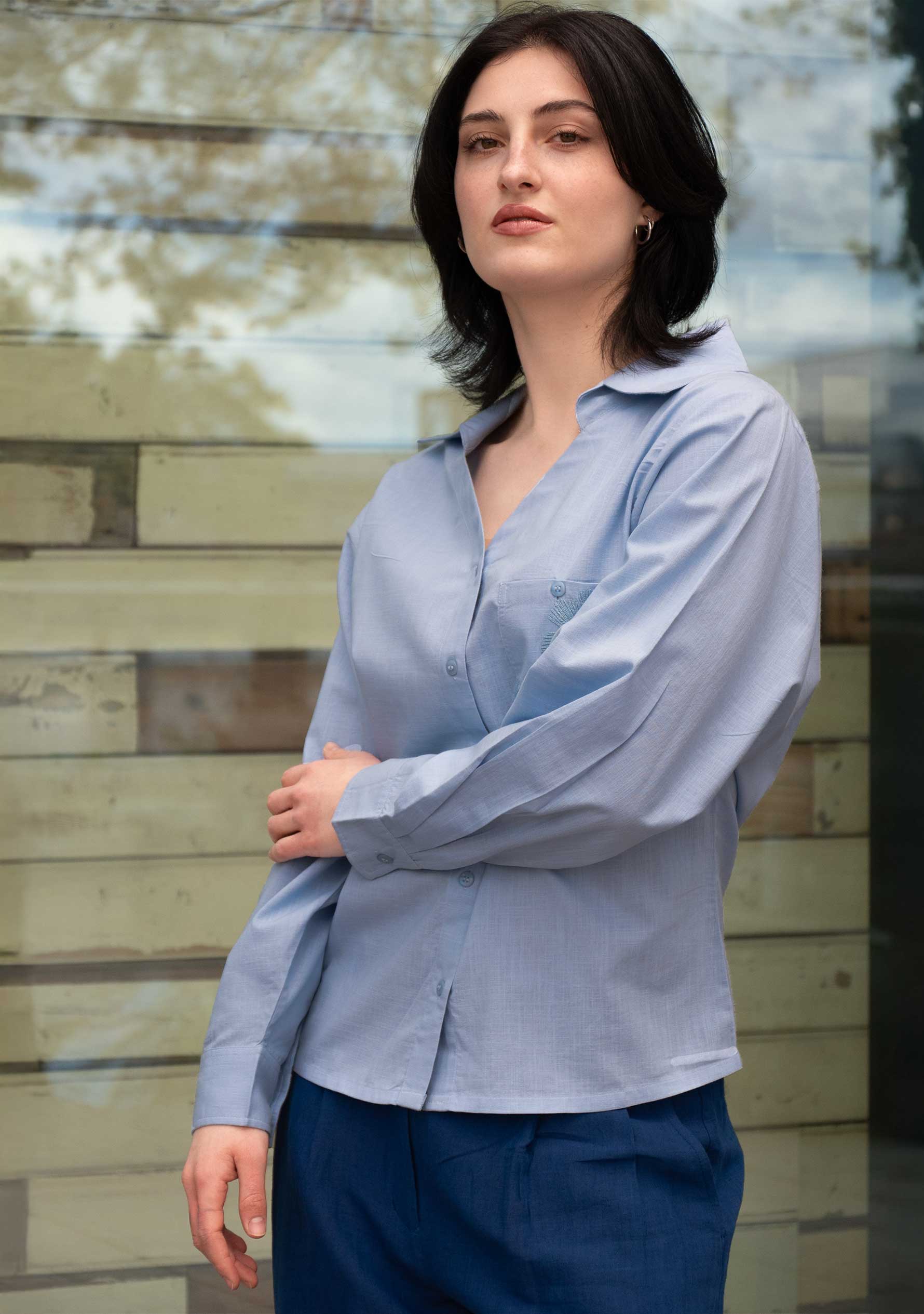 Premium handloom cotton women's blouse in powder blue, handcrafted in India, open collar with embroidered pocket; Premium-Damenbluse aus handgewebter Baumwolle in Hellblau, handgefertigt in Indien, mit offenem Kragen und bestickter Brusttasche