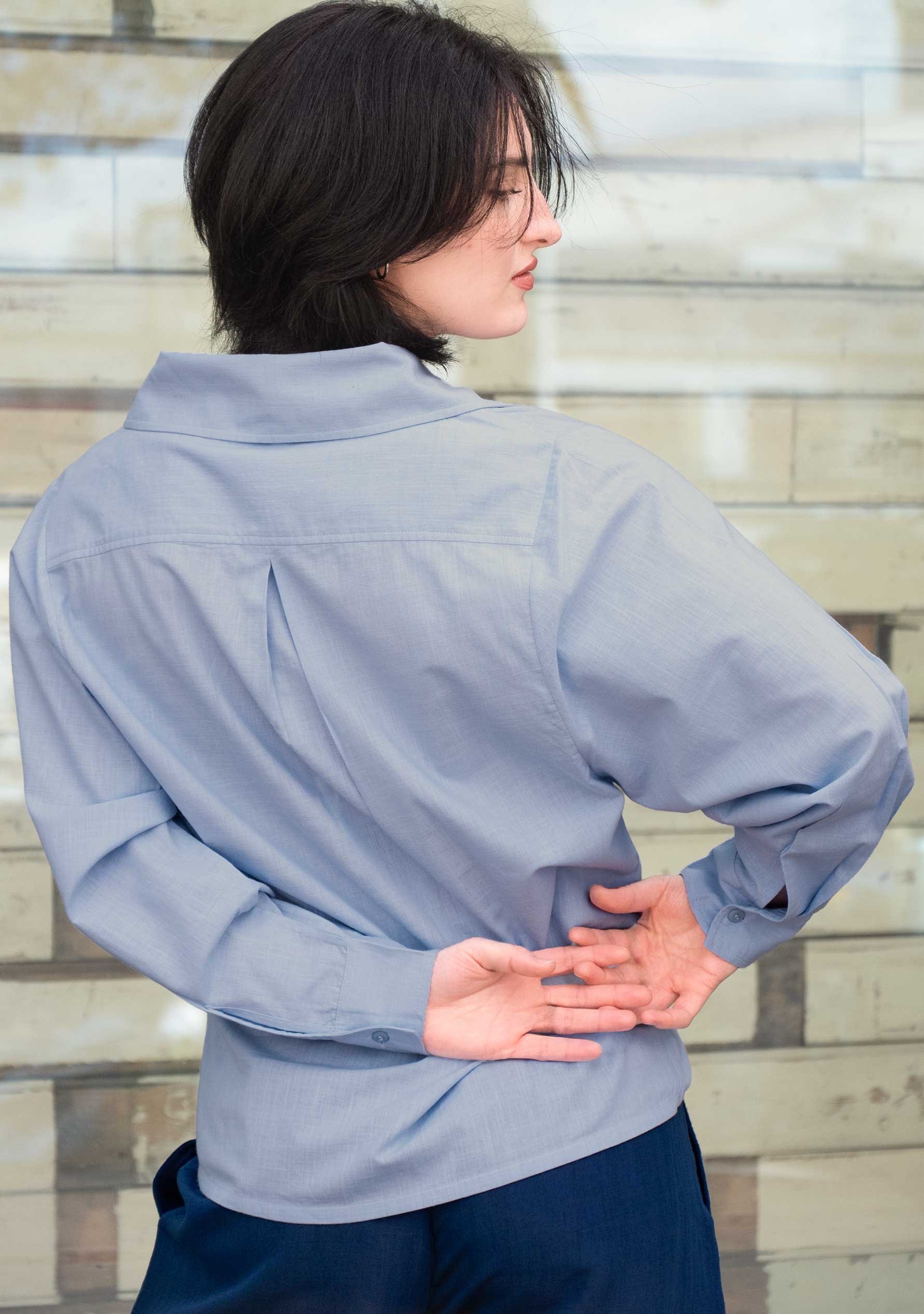 Powder blue handloom cotton fabric with natural texture and tonal mother of pearl buttons; Handgewebte Baumwolle in Hellblau mit natürlicher Textur und Perlmuttknöpfen, Slow Fashion von marie&seema