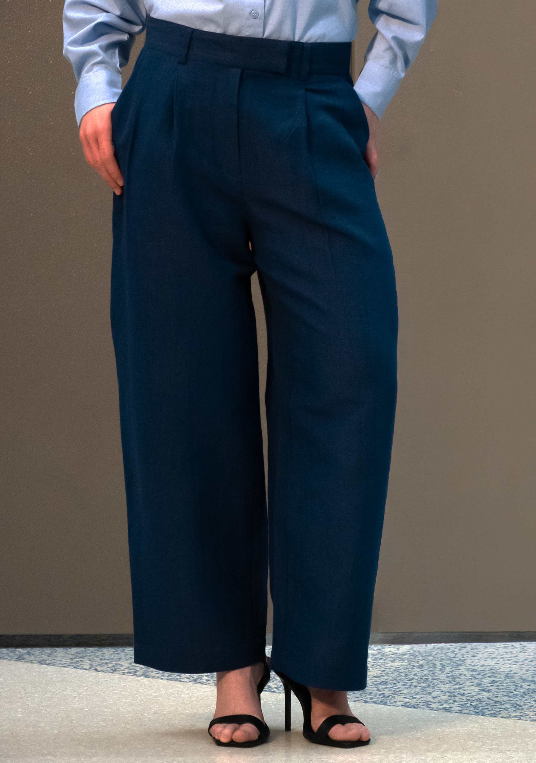 Damenbluse Puderblau – Handgewebte Baumwolle mit Stickerei