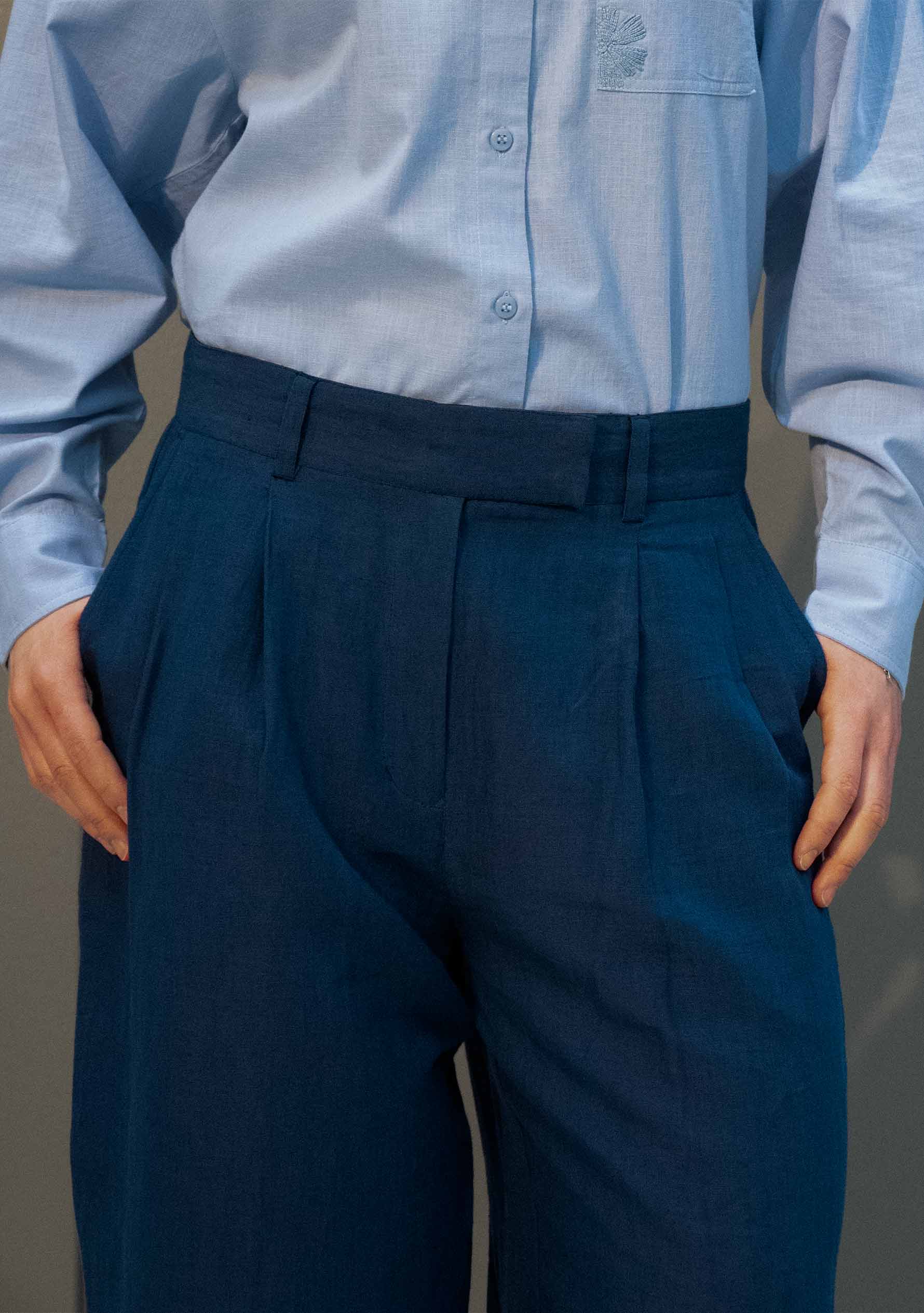 Damenbluse Puderblau – Handgewebte Baumwolle mit Stickerei