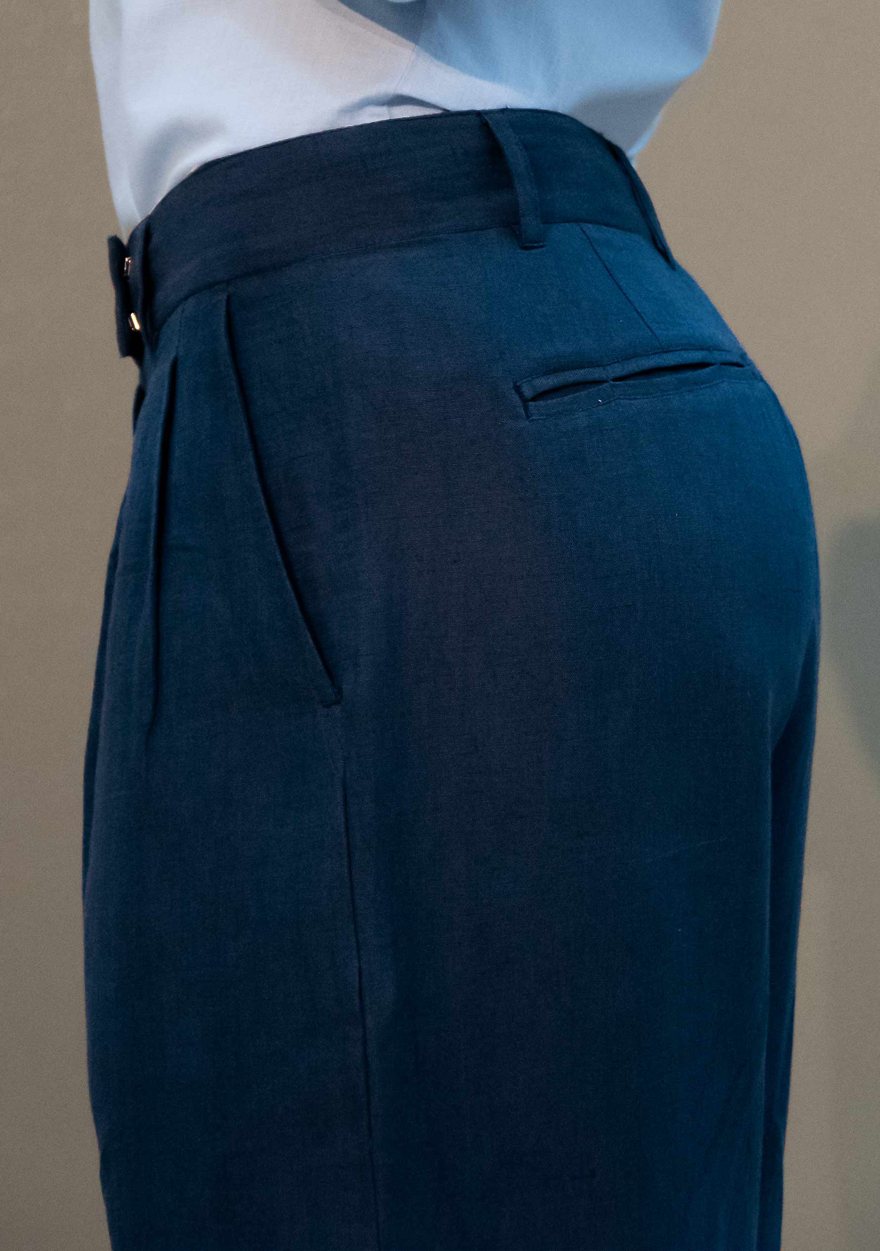 Damenbluse Puderblau – Handgewebte Baumwolle mit Stickerei