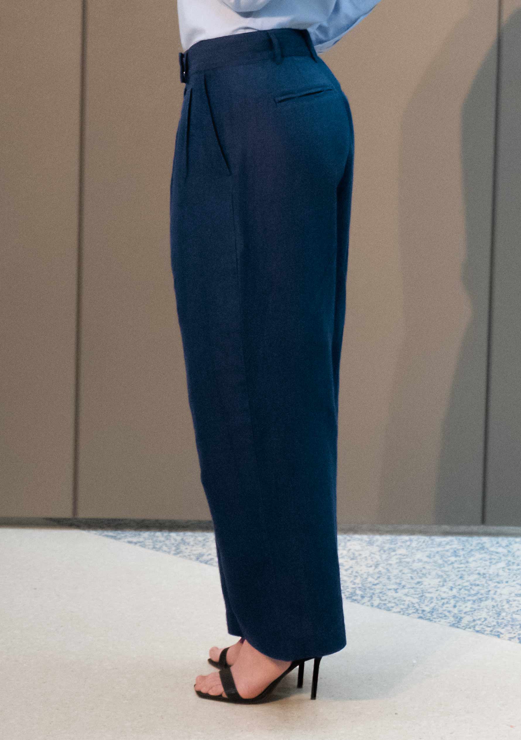Damenbluse Puderblau – Handgewebte Baumwolle mit Stickerei